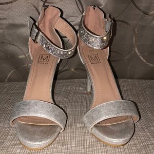 Very pretty silver heels 💋